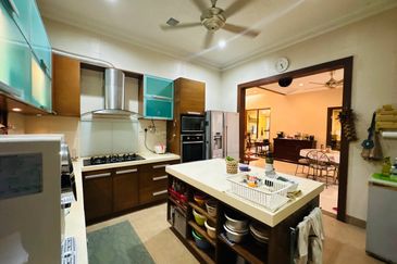 HUGE CORNER LOT, Double Storey Superlink Terrace @ Bukit Jelutong, Shah Alam - FACING OPEN