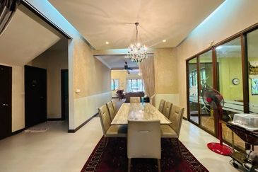 HUGE CORNER LOT, Double Storey Superlink Terrace @ Bukit Jelutong, Shah Alam - FACING OPEN