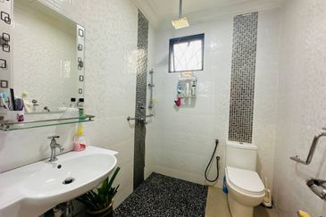 HUGE CORNER LOT, Double Storey Superlink Terrace @ Bukit Jelutong, Shah Alam - FACING OPEN