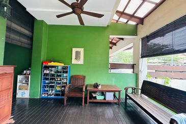 HUGE CORNER LOT, Double Storey Superlink Terrace @ Bukit Jelutong, Shah Alam - FACING OPEN