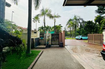 HUGE CORNER LOT, Double Storey Superlink Terrace @ Bukit Jelutong, Shah Alam - FACING OPEN