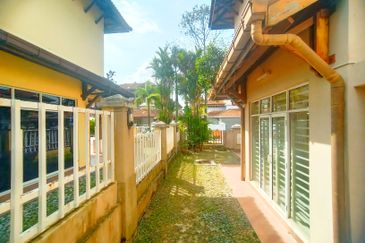 FREEHOLD,  DOUBLE STOREY SEMI-D @ Bandar Sri Damansara, Kuala Lumpur - Extra Land At Side