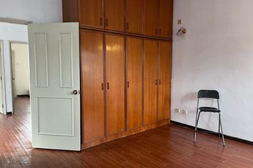 FREEHOLD END LOT, Double Storey Terrace House @ Taman Setiawangsa, KL - Extra Land at Side & Huge Parking Space Up To 4 Cars