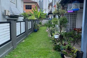 FREEHOLD END LOT, Double Storey Terrace House @ Taman Setiawangsa KL - Extra Land At Side