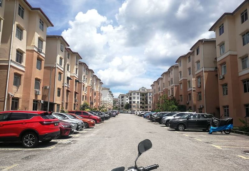 Sri Puteri (Earls Court), Ukay Perdana