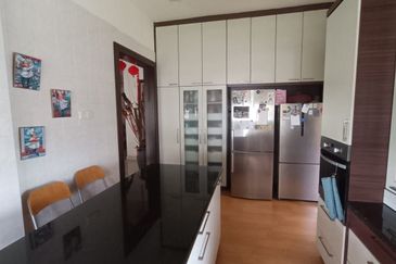 FREEHOLD CORNER LOT, Double Storey Link House @ Bukit Jelutong, Shah Alam - Huge Extra Land at Side