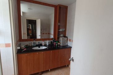 FREEHOLD CORNER LOT, Double Storey Link House @ Bukit Jelutong, Shah Alam - Huge Extra Land at Side