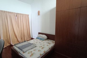 FREEHOLD CORNER LOT, Double Storey Link House @ Bukit Jelutong, Shah Alam - Huge Extra Land at Side