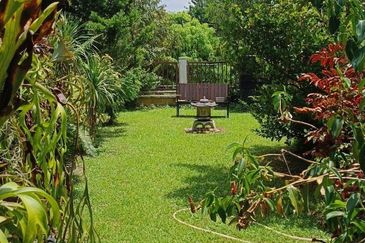 FREEHOLD CORNER LOT, Double Storey Link House @ Bukit Jelutong, Shah Alam - Huge Extra Land at Side