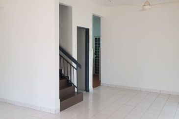 FOR SALE: [CORNER UNIT WITH BIG LAND]  2.5 Storey Terrace House @ Saujana Damansara, Petaling Jaya - Non Bumi Unit