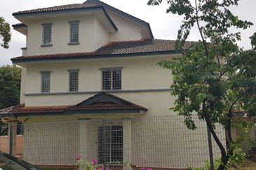 FOR SALE: [CORNER UNIT WITH BIG LAND]  2.5 Storey Terrace House @ Saujana Damansara, Petaling Jaya - Non Bumi Unit