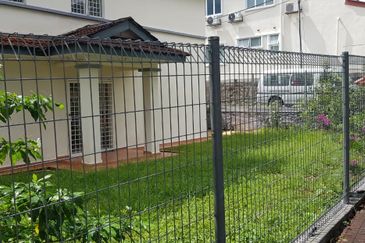 FOR SALE: [CORNER UNIT WITH BIG LAND]  2.5 Storey Terrace House @ Saujana Damansara, Petaling Jaya - Non Bumi Unit