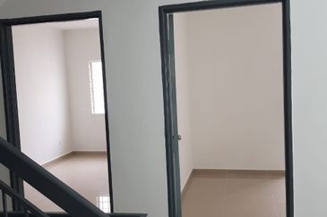FOR SALE: [CORNER UNIT WITH BIG LAND]  2.5 Storey Terrace House @ Saujana Damansara, Petaling Jaya - Non Bumi Unit