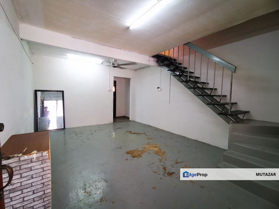 FREEHOLD, Double Storey Terrace House at Taman Bukit Serdang - Facing Open Extended Kitchen FOR SALE, Selangor, Seri Kembangan