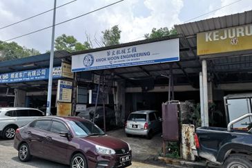 Senawang light industry 1 1/2 storey factory for Sale RM 350,000
