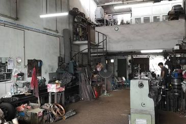 Senawang light industry 1 1/2 storey factory for Sale RM 350,000