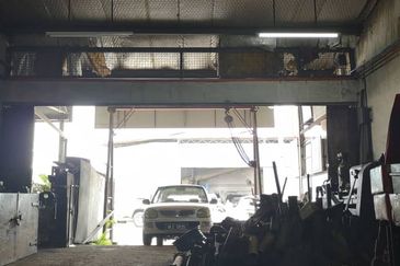 Senawang light industry 1 1/2 storey factory for Sale RM 350,000