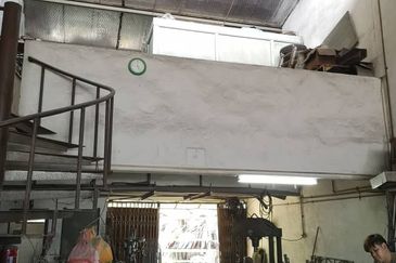 Senawang light industry 1 1/2 storey factory for Sale RM 350,000