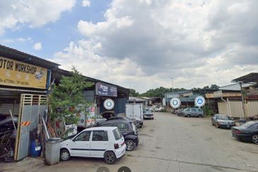 Senawang light industry 1 1/2 storey factory for Sale RM 350,000