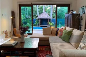 Cozy Renovated Bungalow with Private Pool