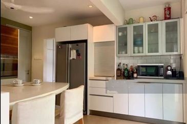 Cozy Renovated Bungalow with Private Pool