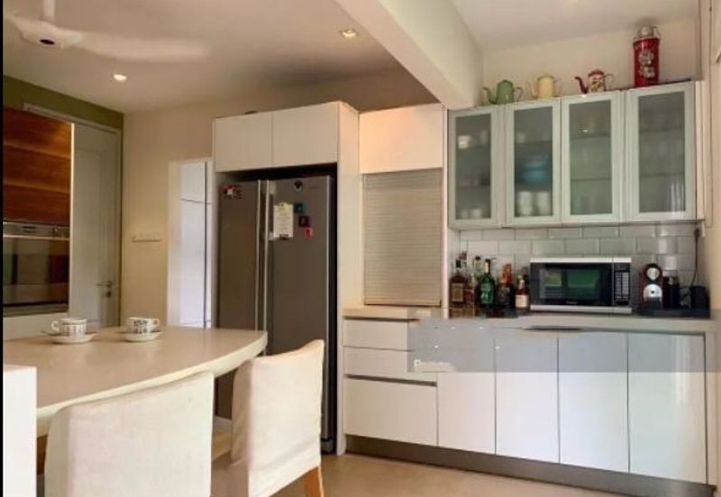 Cozy Renovated Bungalow with Private Pool