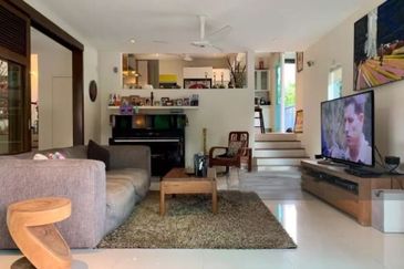 Cozy Renovated Bungalow with Private Pool