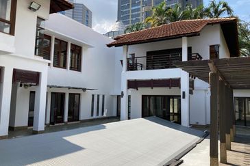 Huge Bungalow with Private Pool