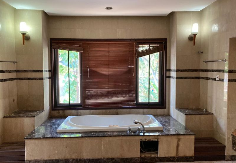 Huge Bungalow with Private Pool