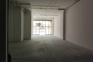 Glenmarie Facing Busy Mainroad Grd Flr Shoplot