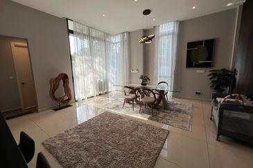 Beautiful Bungalow Fully Furnished