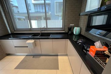 Beautiful Bungalow Fully Furnished