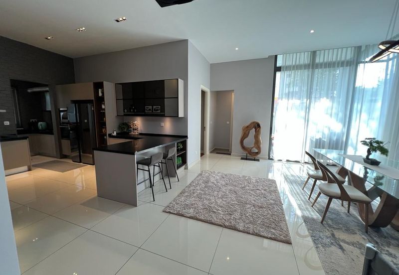 Beautiful Bungalow Fully Furnished