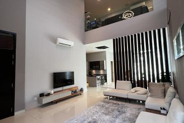 Beautiful Bungalow Fully Furnished