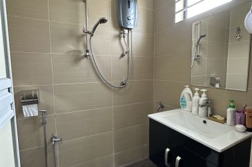 3sty Taman Sri Putra 3 Landed Freehold Low Density Renovated Highway