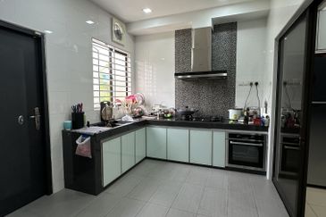 3sty Taman Sri Putra 3 Landed Freehold Low Density Renovated Highway