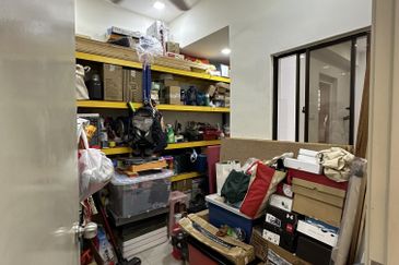 3sty Taman Sri Putra 3 Landed Freehold Low Density Renovated Highway