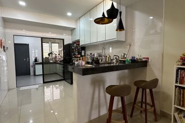 3sty Taman Sri Putra 3 Landed Freehold Low Density Renovated Highway