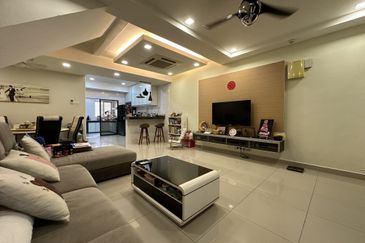 3sty Taman Sri Putra 3 Landed Freehold Low Density Renovated Highway