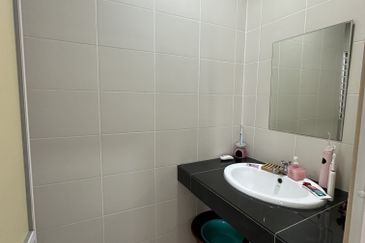 3sty Taman Sri Putra 3 Landed Freehold Low Density Renovated Highway