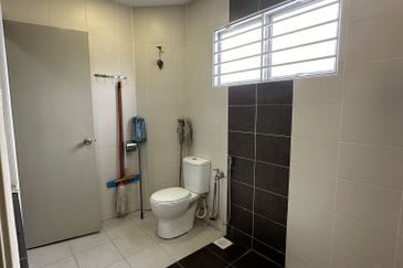 3sty Taman Sri Putra 3 Landed Freehold Low Density Renovated Highway