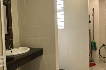 3sty Taman Sri Putra 3 Landed Freehold Low Density Renovated Highway