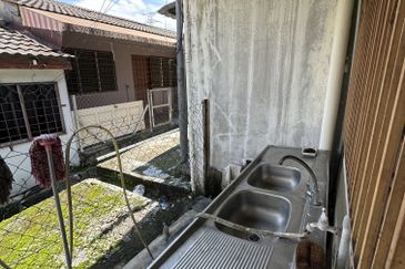 Sri Damansara Corner 3600sf Facing Empty Land Freehold Strategy Loc KL