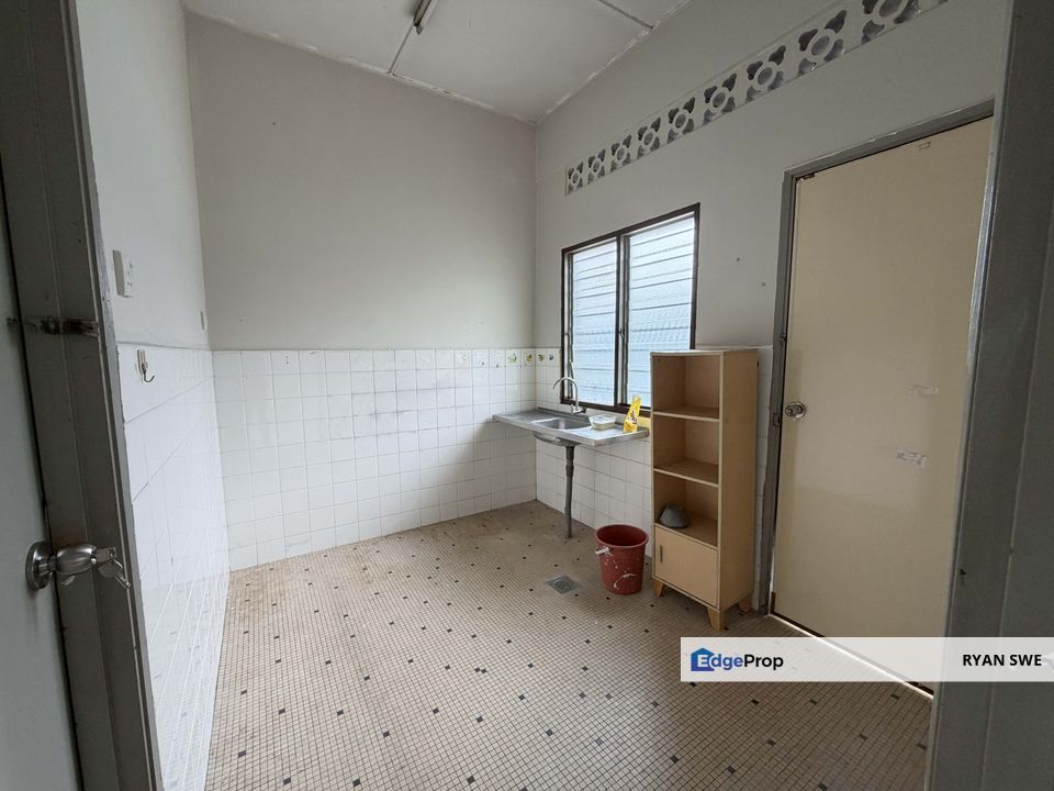 Rare Section 17 Landed Home for Rent 3 Bedrooms Big Land Strategy PJ, Selangor, Petaling Jaya