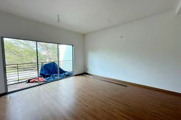 Lahat Mines Double Storey Superlink Terrace House for Sale 