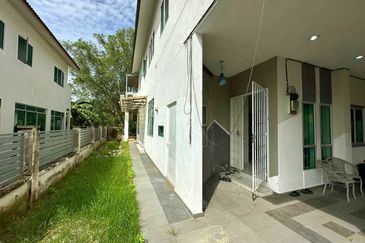 Lahat Mines Double Storey Superlink Intermediate Terrace House for Sale 