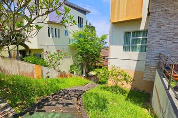 Meru Valley Golf Resort 4 Storey Bungalow for Sale 