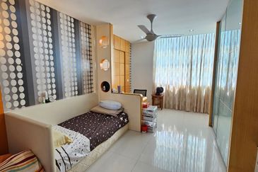 Meru Valley Golf Resort 4 Storey Bungalow for Sale 