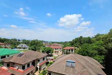 Meru Valley Golf Resort 4 Storey Bungalow for Sale 