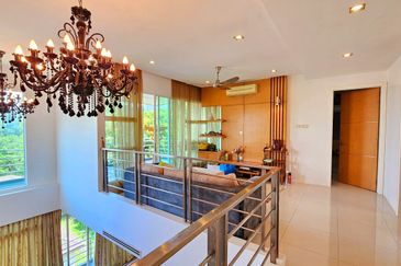 Meru Valley Golf Resort 4 Storey Bungalow for Sale 